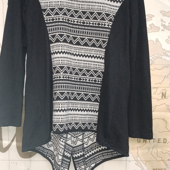 EN CREME AZTEC PRINT structurd Size M. Black and White Geometric Cardigan - Picture 6 of 8